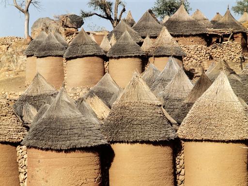 Traditionelle Rundhütten in einem kleinen Potokwu-Dorf nahe Mora im Norden von Kamerun. Die Hütten sind aus Steinen, Lehm und Stroh gefertigt.
