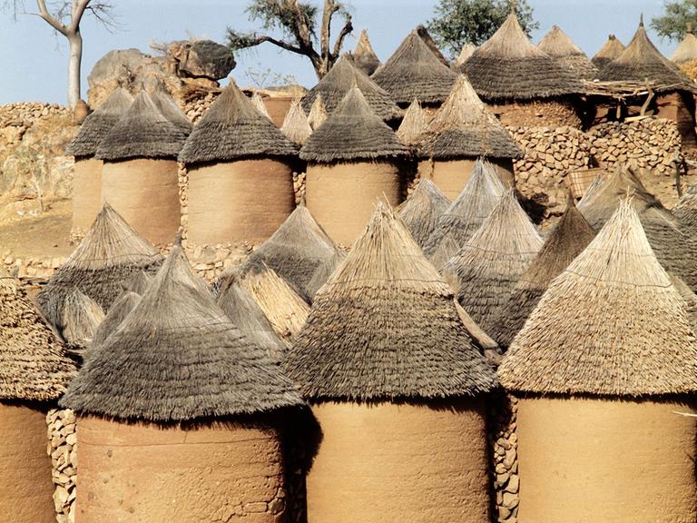 Traditionelle Rundhütten in einem kleinen Potokwu-Dorf nahe Mora im Norden von Kamerun. Die Hütten sind aus Steinen, Lehm und Stroh gefertigt.