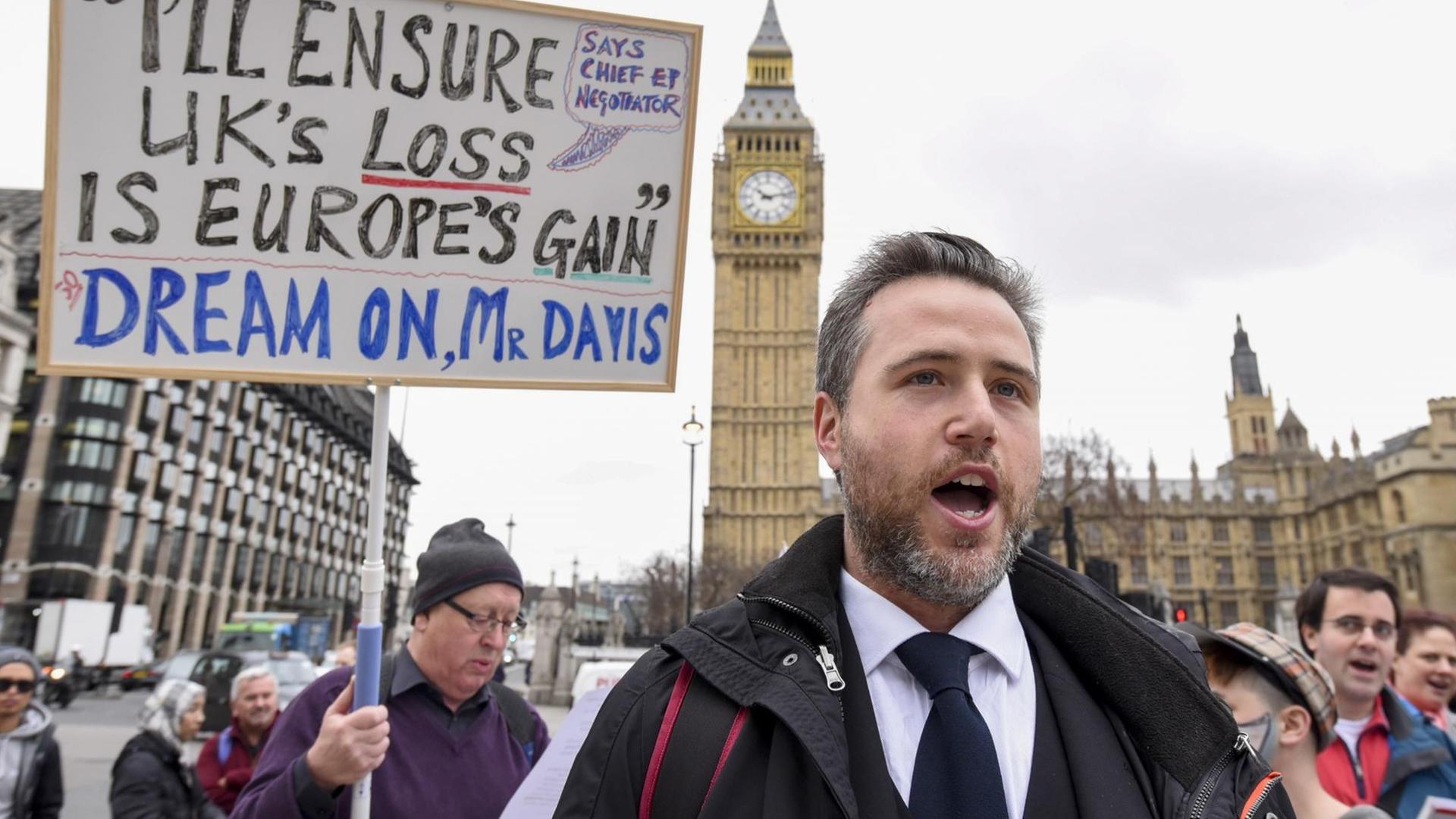 Der Sänger und Cellist Simon Wallfisch führt einen Protestmarsch in London gegen den Brexit. Dabei intoniert er die "Ode an die Freude" von Beethoven - die Europa-Hymne. Der Sänger und Cellist Simon Wallfisch führt einen Protestmarsch in London gegen den Brexit. Dabei intoniert er die "Ode an die Freude" von Beethoven - die Europa-Hymne.