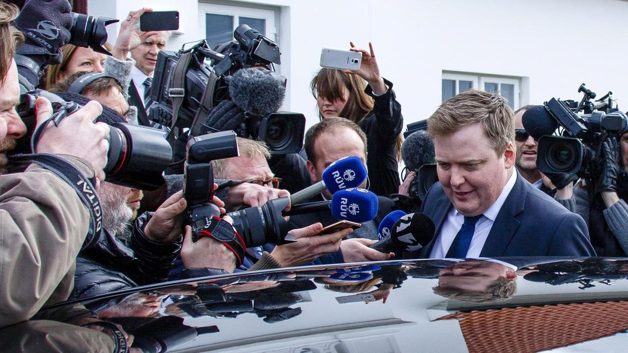 Der isländische Ministerpräsident David Sigmundur Gunnlaugsson kurz vor der Ankündigung seines Rücktritts. Der isländische Ministerpräsident David Sigmundur Gunnlaugsson kurz vor der Ankündigung seines Rücktritts.