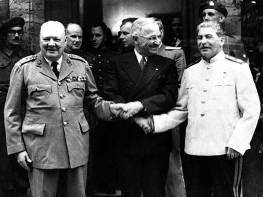  Winston Churchill, links, Harry S. Truman und Josef Stalin, rechts 