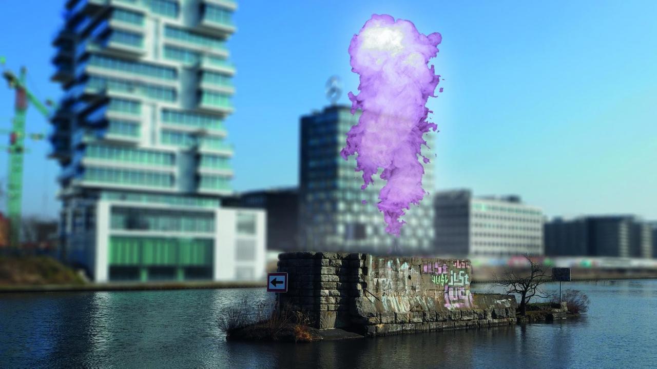 Eine lila Wolke steigt aus einer kleinen Insel in der Spree auf. Eine lila Wolke steigt aus einer kleinen Insel in der Spree auf.
