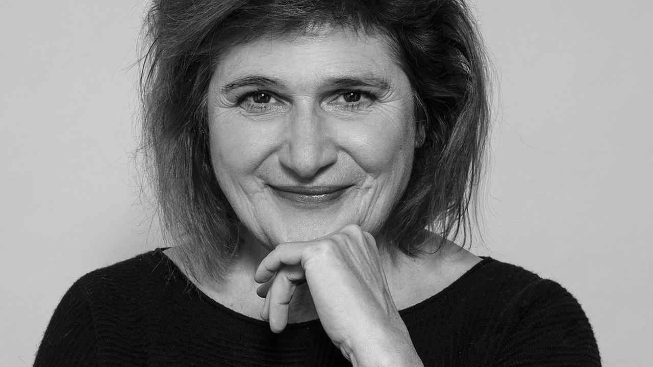 Schwarz-weiß-Porträt der Theologin Johanna Haberer, mit dunklen schulterlangen Haaren in einem schwarzen Pullover Schwarz-weiß-Porträt der Theologin Johanna Haberer, mit dunklen schulterlangen Haaren in einem schwarzen Pullover