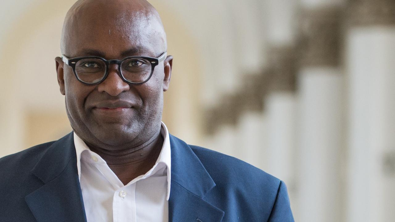 Der Schriftsteller Achille Mbembe 2015 in der Ludwig-Maximilians-Universität in München Der Schriftsteller Achille Mbembe 2015 in der Ludwig-Maximilians-Universität in München