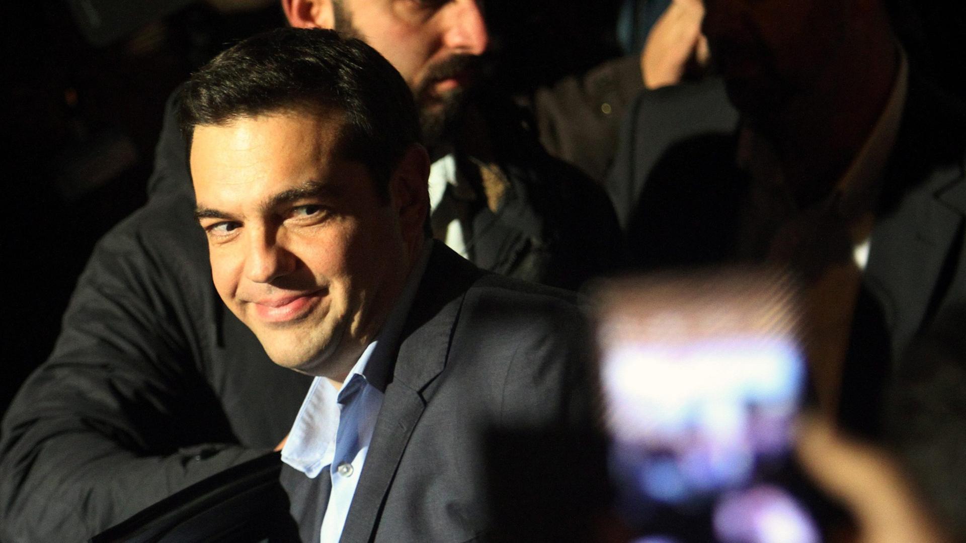 Alexis Tsipras steigt aus einem Auto. Alexis Tsipras steigt aus einem Auto.