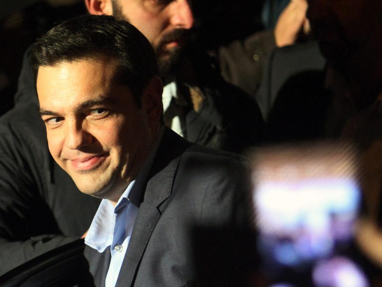 Alexis Tsipras steigt aus einem Auto.