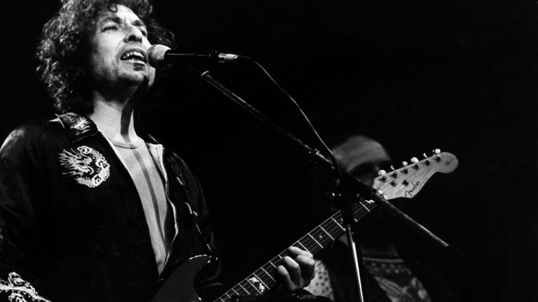 Bob Dylan singt und spielt Gitarre