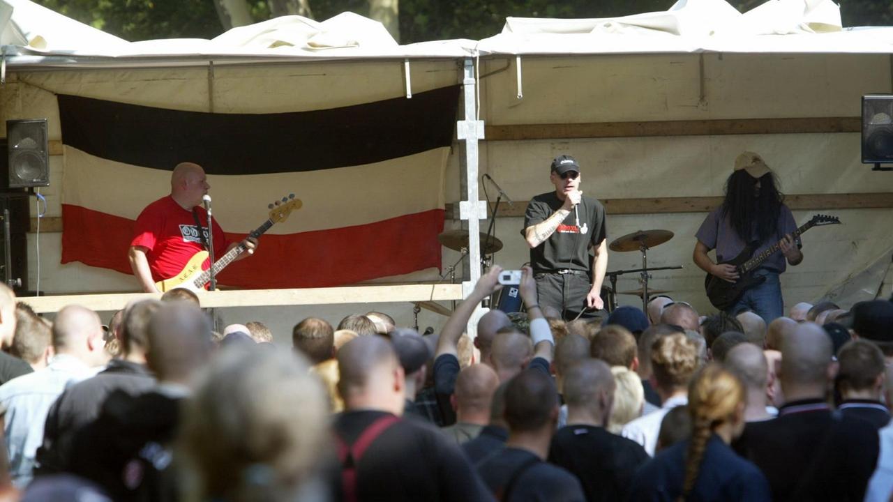 Die Band "Oidoxie" um Sänger Marco Gottschalk (M.) aus Dortmund-Brechten spielt auf einer Kundgebung vor Rechtsradikalen Die Band "Oidoxie" um Sänger Marco Gottschalk (M.) aus Dortmund-Brechten spielt auf einer Kundgebung vor Rechtsradikalen