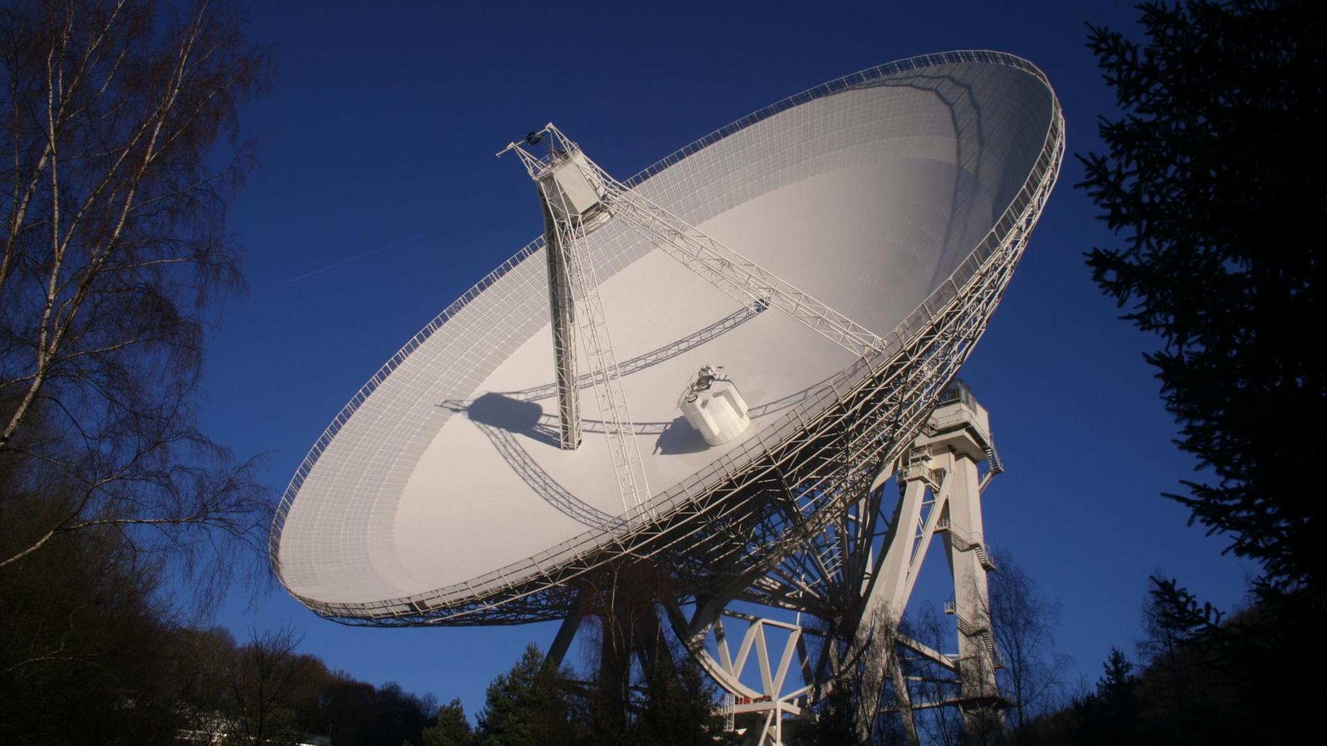 Das Radioteleskop bei Effelsberg in der Eifel gehört zum MPI für Radioastronomie in Bonn Das Radioteleskop bei Effelsberg in der Eifel gehört zum MPI für Radioastronomie in Bonn