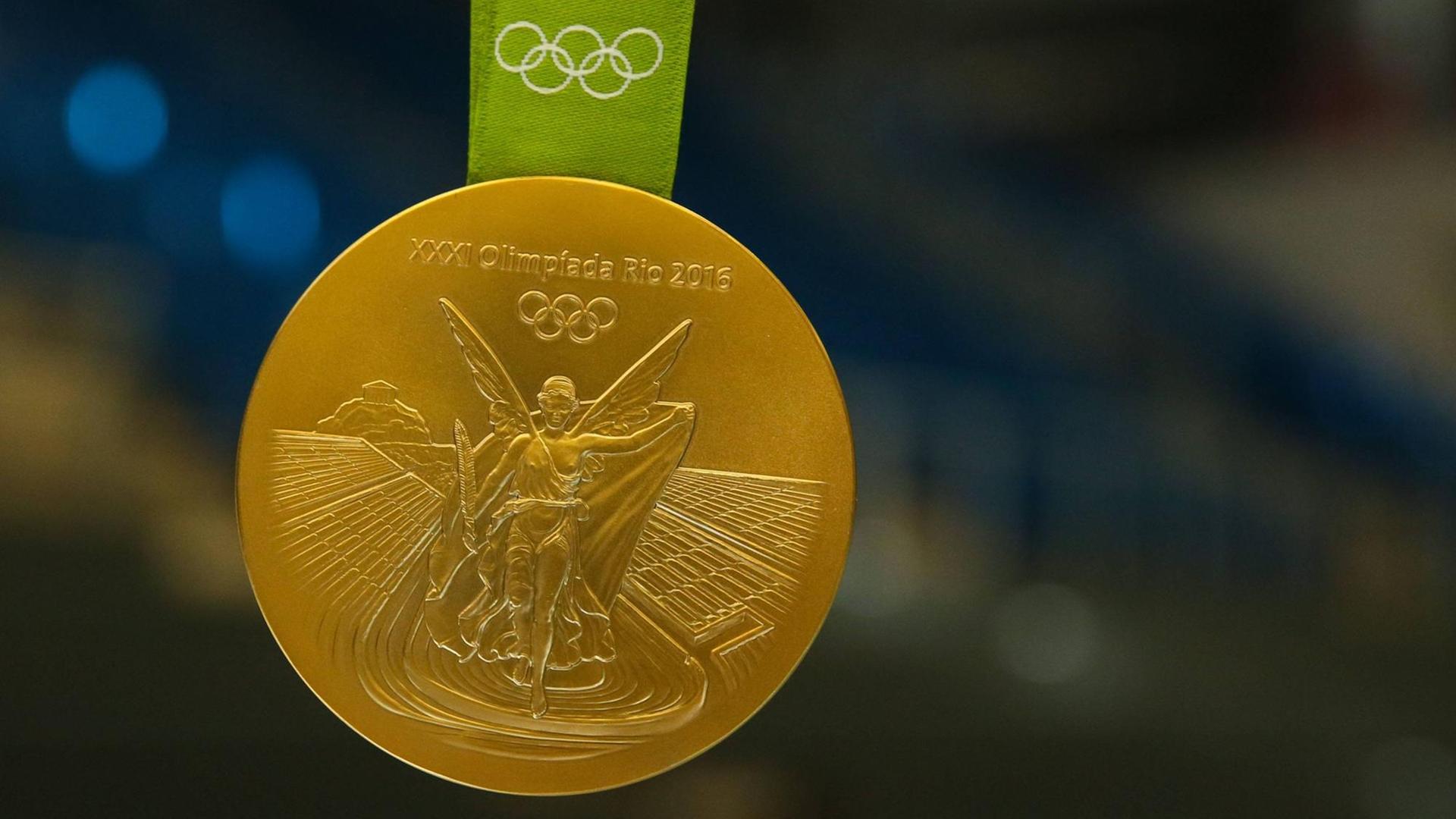 Michael Damgaard (SC Magdeburg) zeigt seine olympische Goldmedaille von Rio. Michael Damgaard (SC Magdeburg) zeigt seine olympische Goldmedaille von Rio.