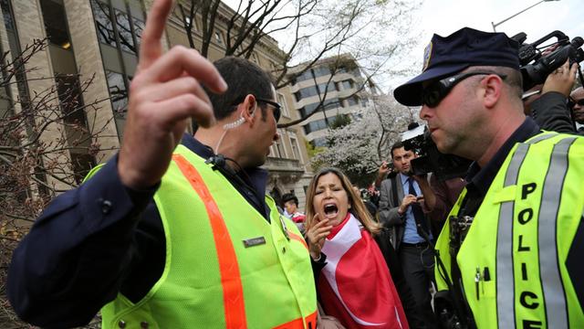 Eine Demonstrantin und US-Polizisten in Washington bei einer Demonstration für und gegen den türkischen Präsidenten Erdogan am 31.03.2016.
