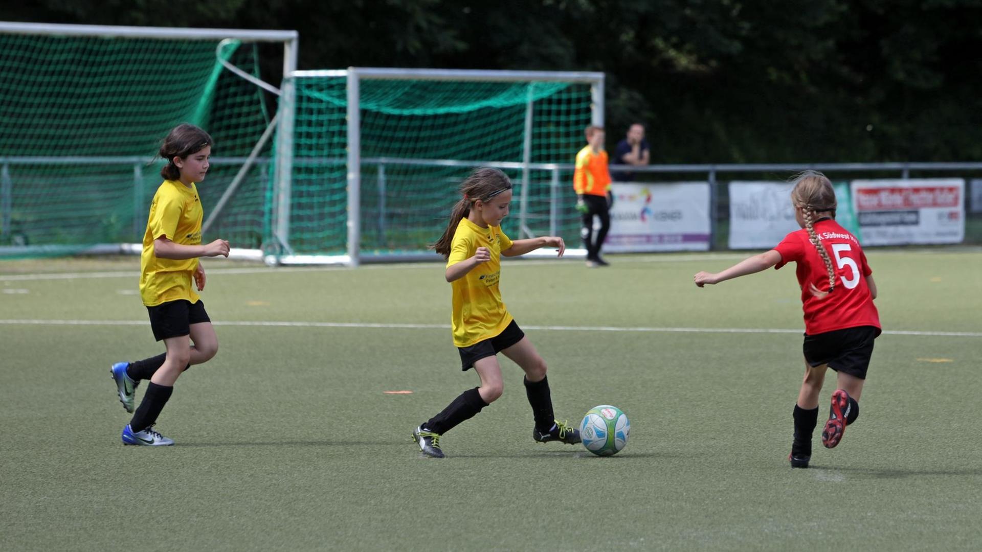 Mädchen vom FC Flerzheim beim Fußballspielen. Mädchen vom FC Flerzheim beim Fußballspielen.