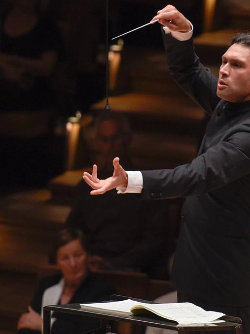 Der Dirigent Vladimir Jurowski dirigiert das RSB mit Publikum im Hintergrund