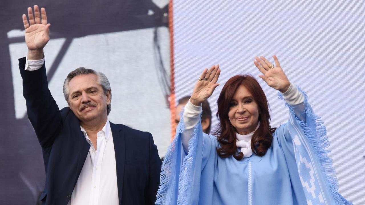 Der Wahlgewinner Alberto Fernandez mit seiner Stellvertreterin und Frau Cristina Fernandez de Kirchner auf einer Bühne, winkend.