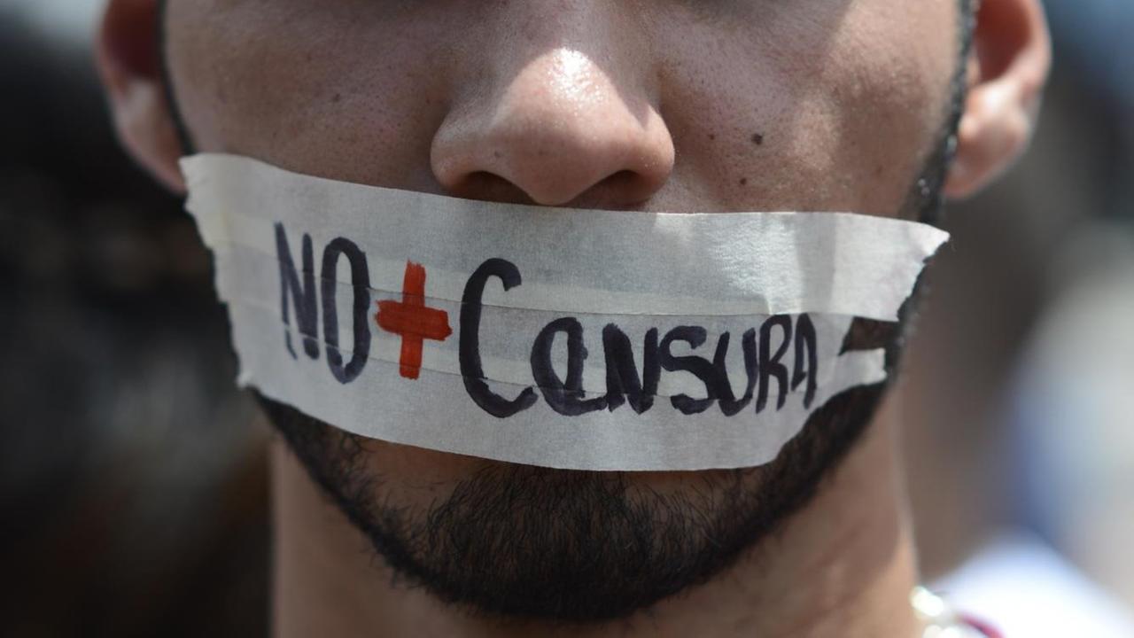 "No + censura" (keine Zensur mehr) hat sich ein Demonstrant in Caracas auf den Mund geklebt.