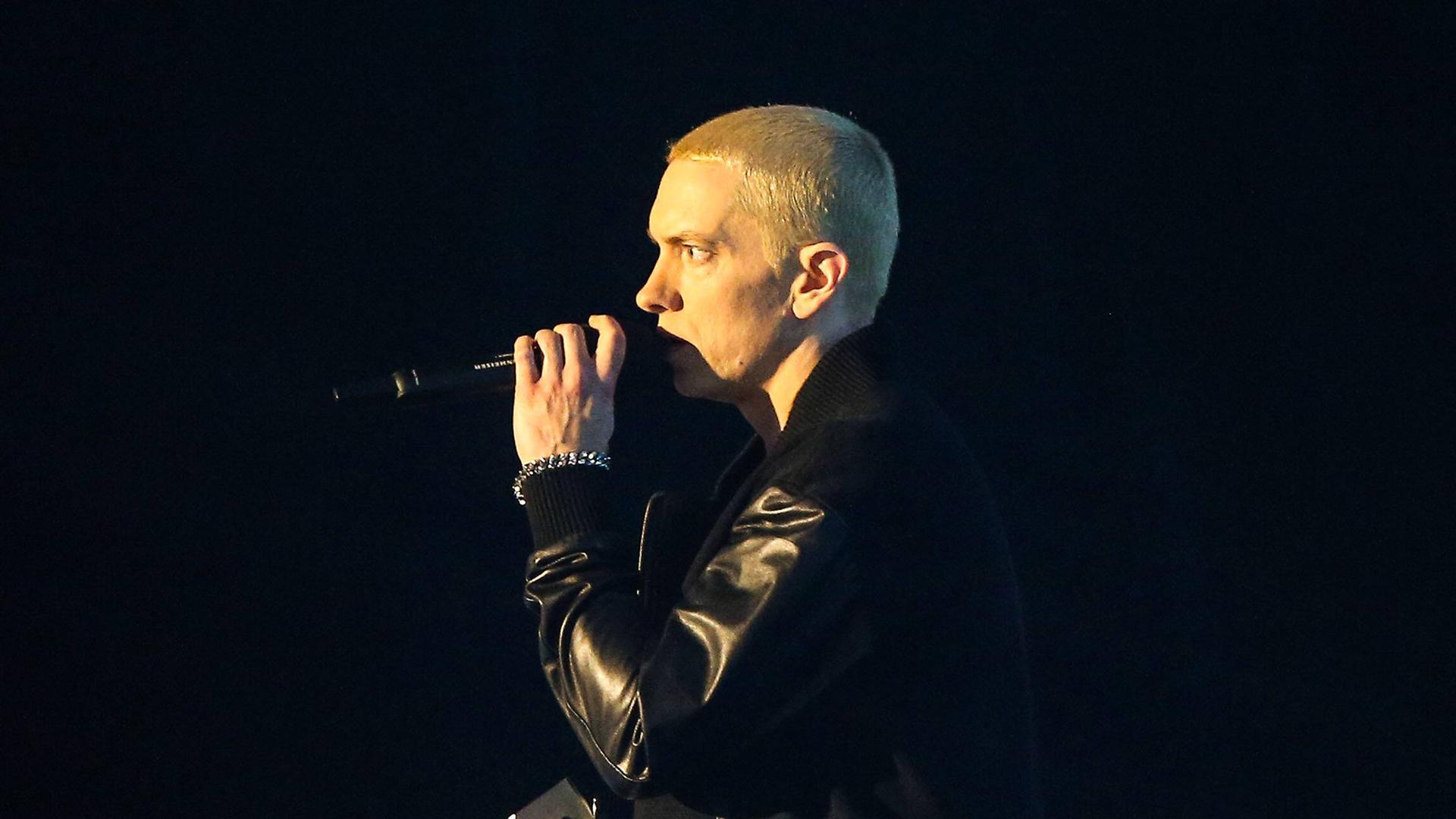 Eminem 2013 bei einem Auftritt der MTV Europe Music Awards. Eminem 2013 bei einem Auftritt der MTV Europe Music Awards.