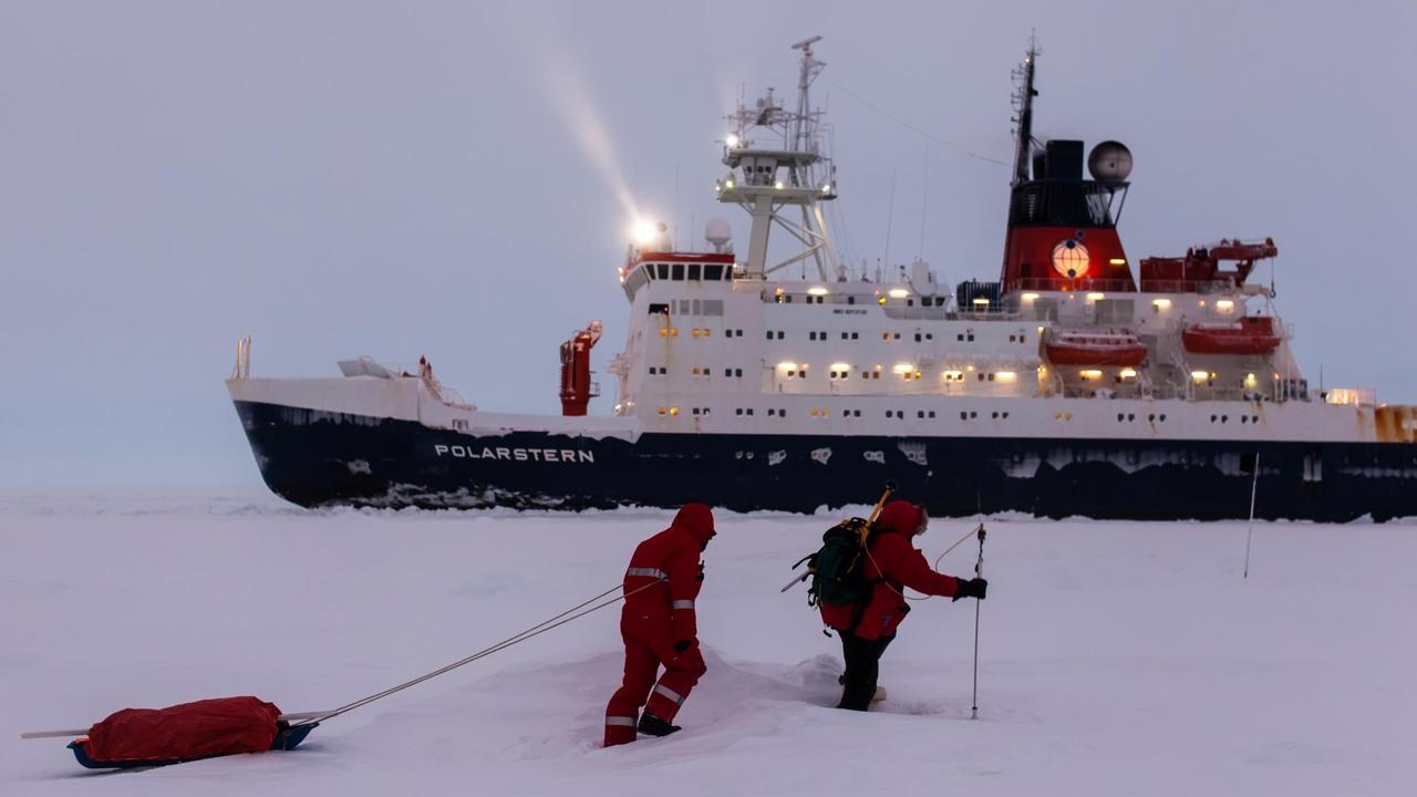 Eisstation: Die Wissenschaftler verschiedener Arbeitsgruppen arbeiten auf dem Meereis des Weddelmeeres. Polarsternexpedition ANT-XXIX/6; 8. Juni - 12. August 2013; Kapstadt-Punta Arenas
