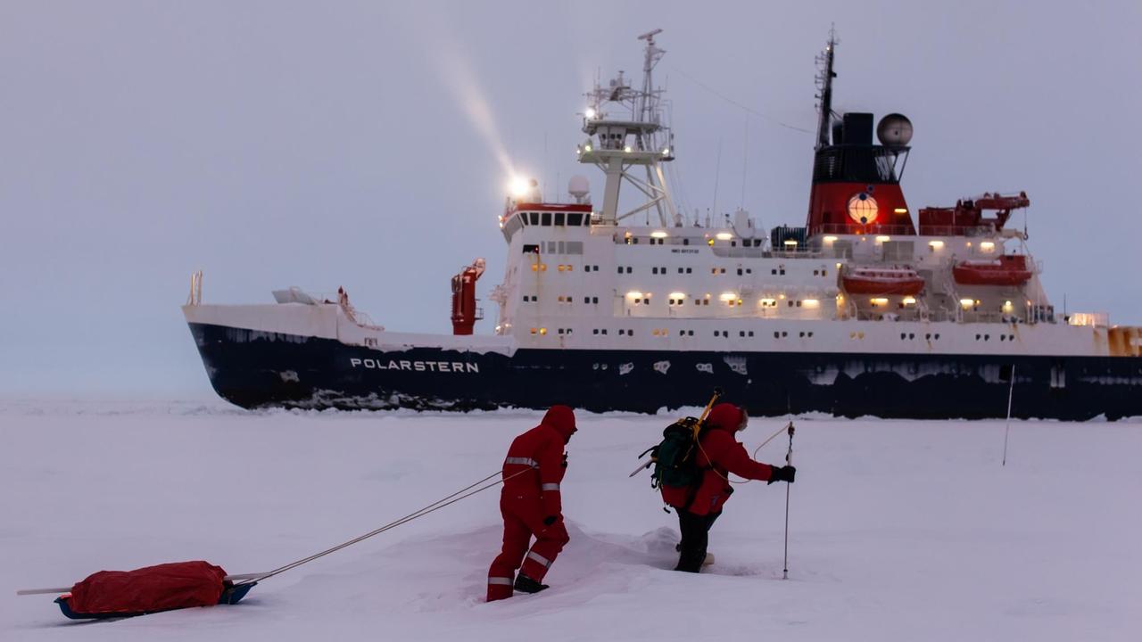 Eisstation: Die Wissenschaftler verschiedener Arbeitsgruppen arbeiten auf dem Meereis des Weddelmeeres. Polarsternexpedition ANT-XXIX/6; 8. Juni - 12. August 2013; Kapstadt-Punta Arenas Eisstation: Die Wissenschaftler verschiedener Arbeitsgruppen arbeiten auf dem Meereis des Weddelmeeres. Polarsternexpedition ANT-XXIX/6; 8. Juni - 12. August 2013; Kapstadt-Punta Arenas