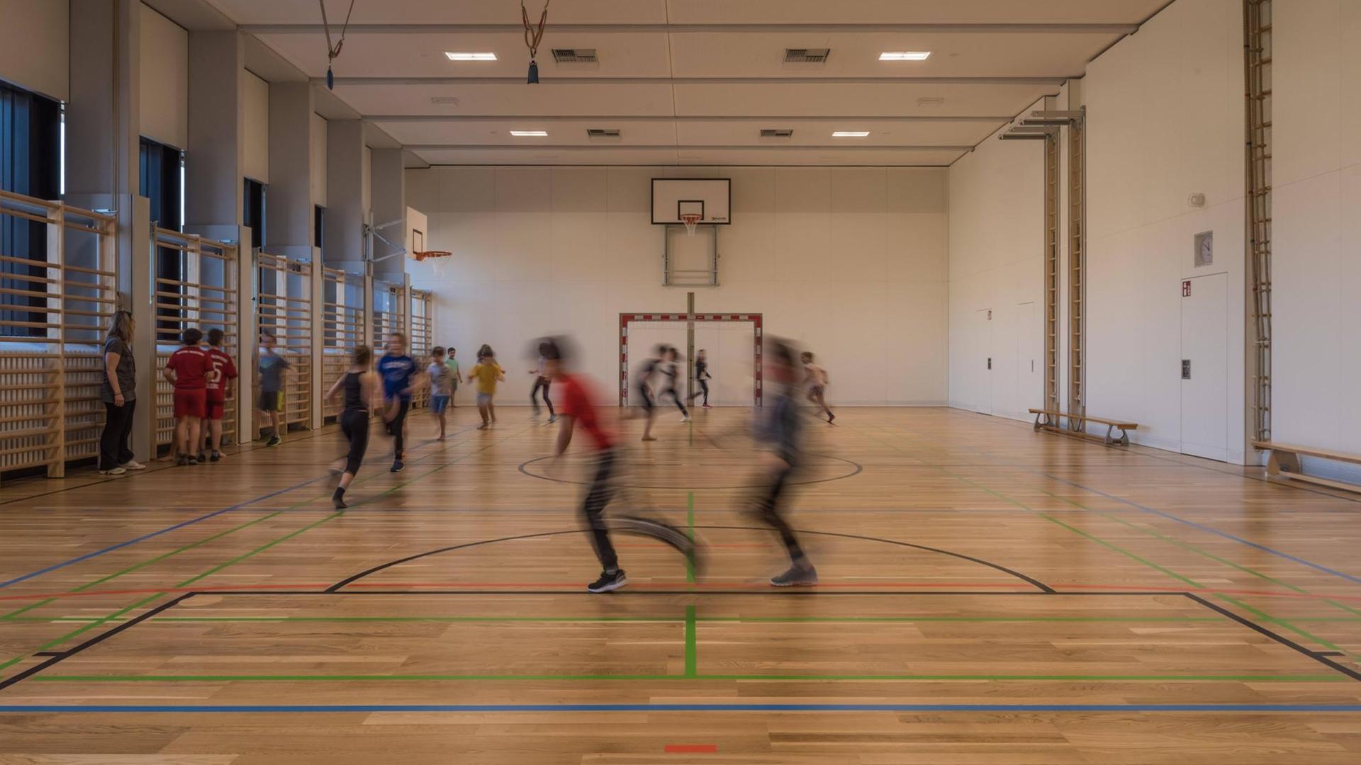 Sportunterricht an einem Gymnasium Sportunterricht an einem Gymnasium