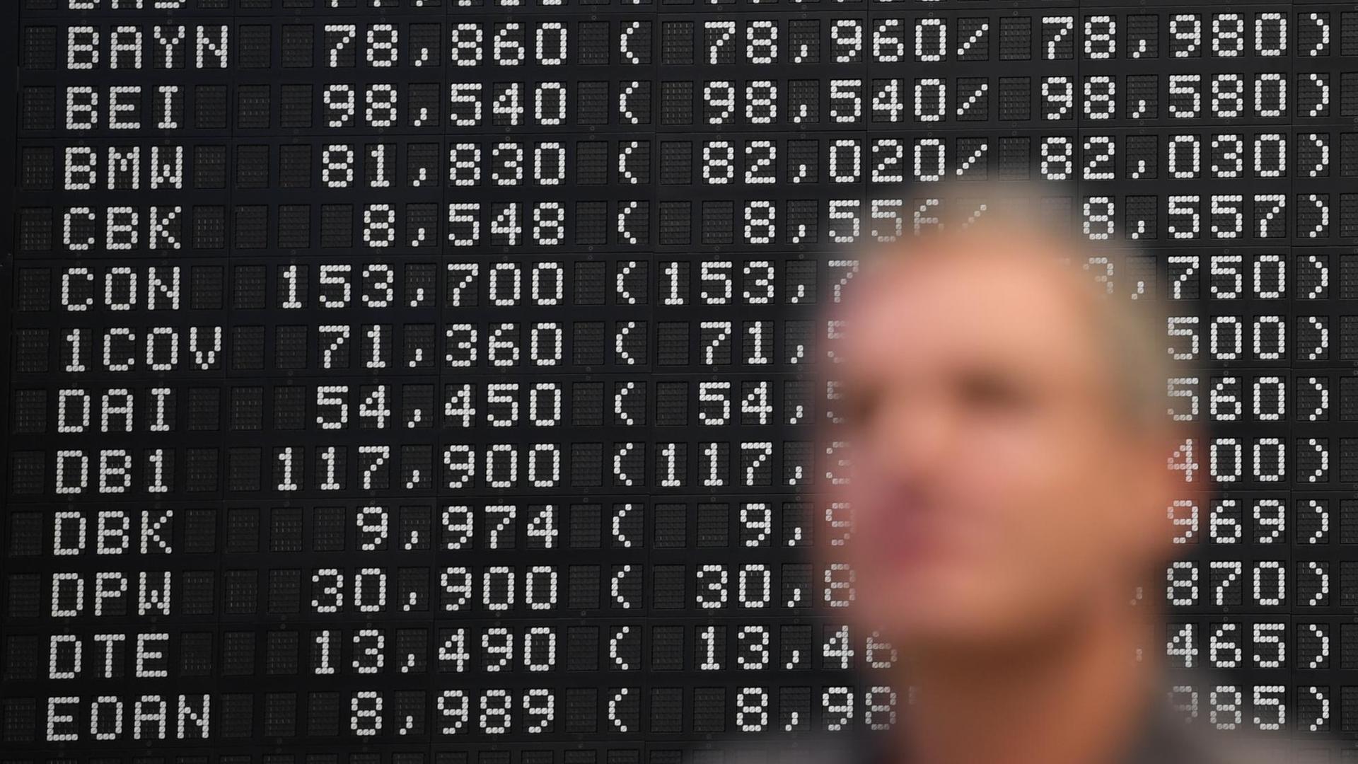Die Aktie der Commerzbank (CBK) ist auf einer Anzeigetafel der 30 Dax-Konzerne im Handelssaal der Frankfurter Wertpapierbörse zwischen den anderen Unternehmen gelistet. Die Deutsche Börse überprüft turnusgemäß die Zusammensetzung ihrer Aktienindizes. Zum 24. September könnte der Zahlungsabwickler Wirecard aus München das teilverstaatlichte Geldinstitut im Dax ersetzen. Die Aktie der Commerzbank (CBK) ist auf einer Anzeigetafel der 30 Dax-Konzerne im Handelssaal der Frankfurter Wertpapierbörse zwischen den anderen Unternehmen gelistet. Die Deutsche Börse überprüft turnusgemäß die Zusammensetzung ihrer Aktienindizes. Zum 24. September könnte der Zahlungsabwickler Wirecard aus München das teilverstaatlichte Geldinstitut im Dax ersetzen.