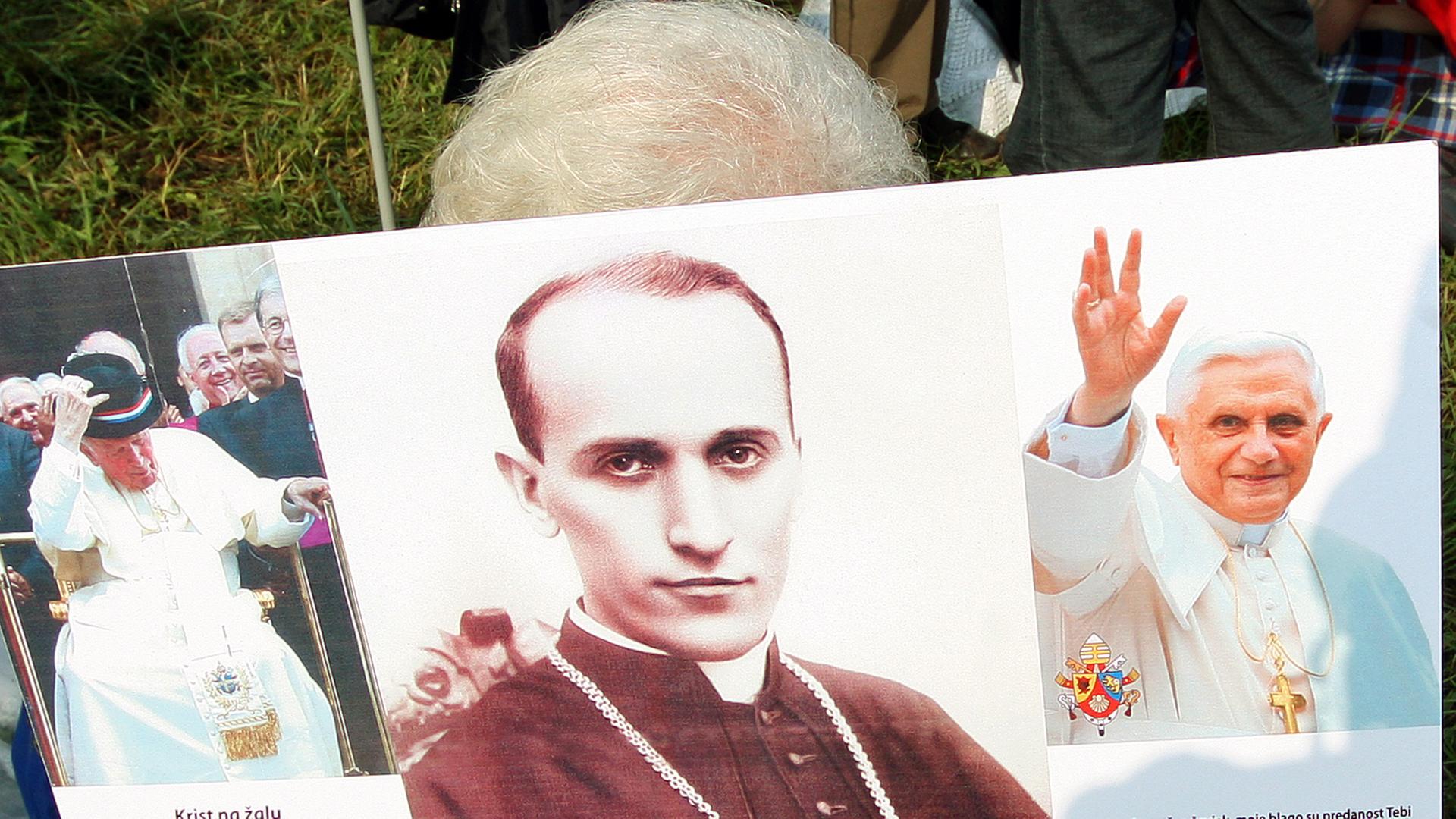 Eine kroatische Frau hält ein Plakat: Zu sehen sind der katholische kroatische Bischof Alojzije Stepinac und Papst Johannes Paul II.; Aufnahme vom Juni 2015 Eine kroatische Frau hält ein Plakat: Zu sehen sind der katholische kroatische Bischof Alojzije Stepinac und Papst Johannes Paul II.; Aufnahme vom Juni 2015