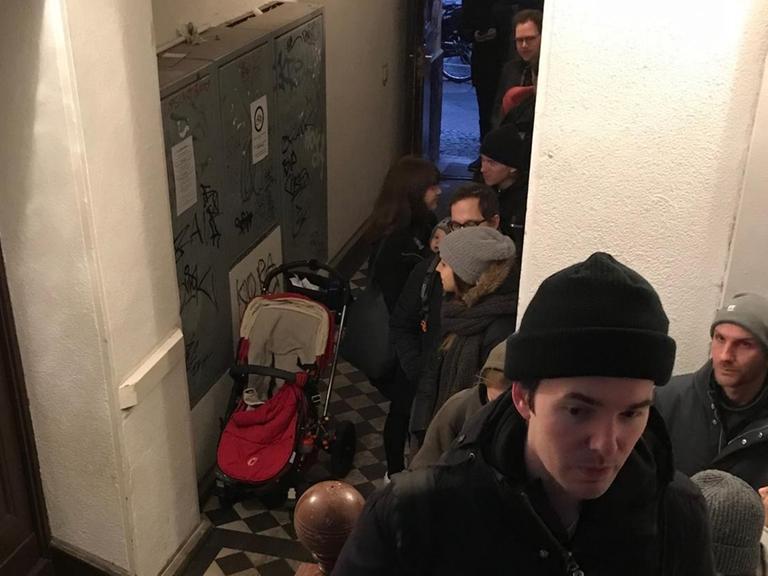 lange Schlange von Wartenden im Treppenhaus