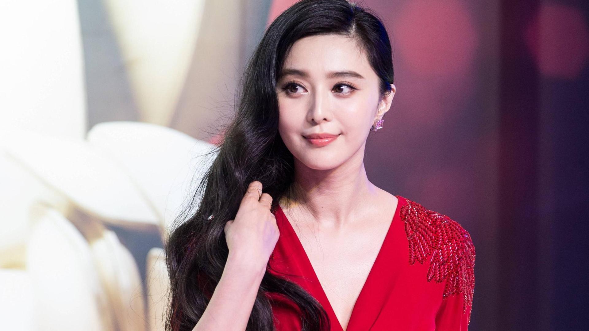 Die chinesische Schauspielerin Fan Bingbing in einem roten Kleid Die chinesische Schauspielerin Fan Bingbing in einem roten Kleid