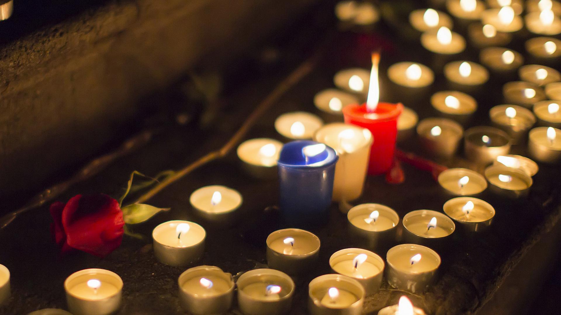 Kerzen vor dem französichen Konsulat in Shanghai erinnern an die Opfer des Terrors in Paris.