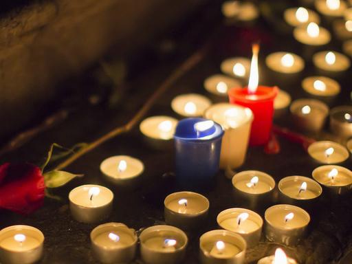 Kerzen vor dem französichen Konsulat in Shanghai erinnern an die Opfer des Terrors in Paris.