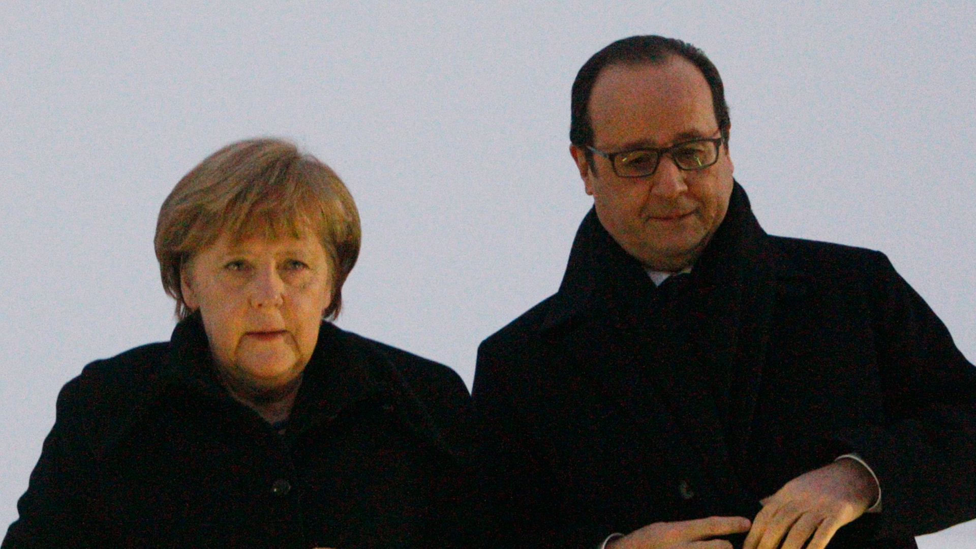 Zugeknöpft: Bundeskanzlerin Merkel und der französische Präsident Hollande bei ihrer Ankunft in Minsk.