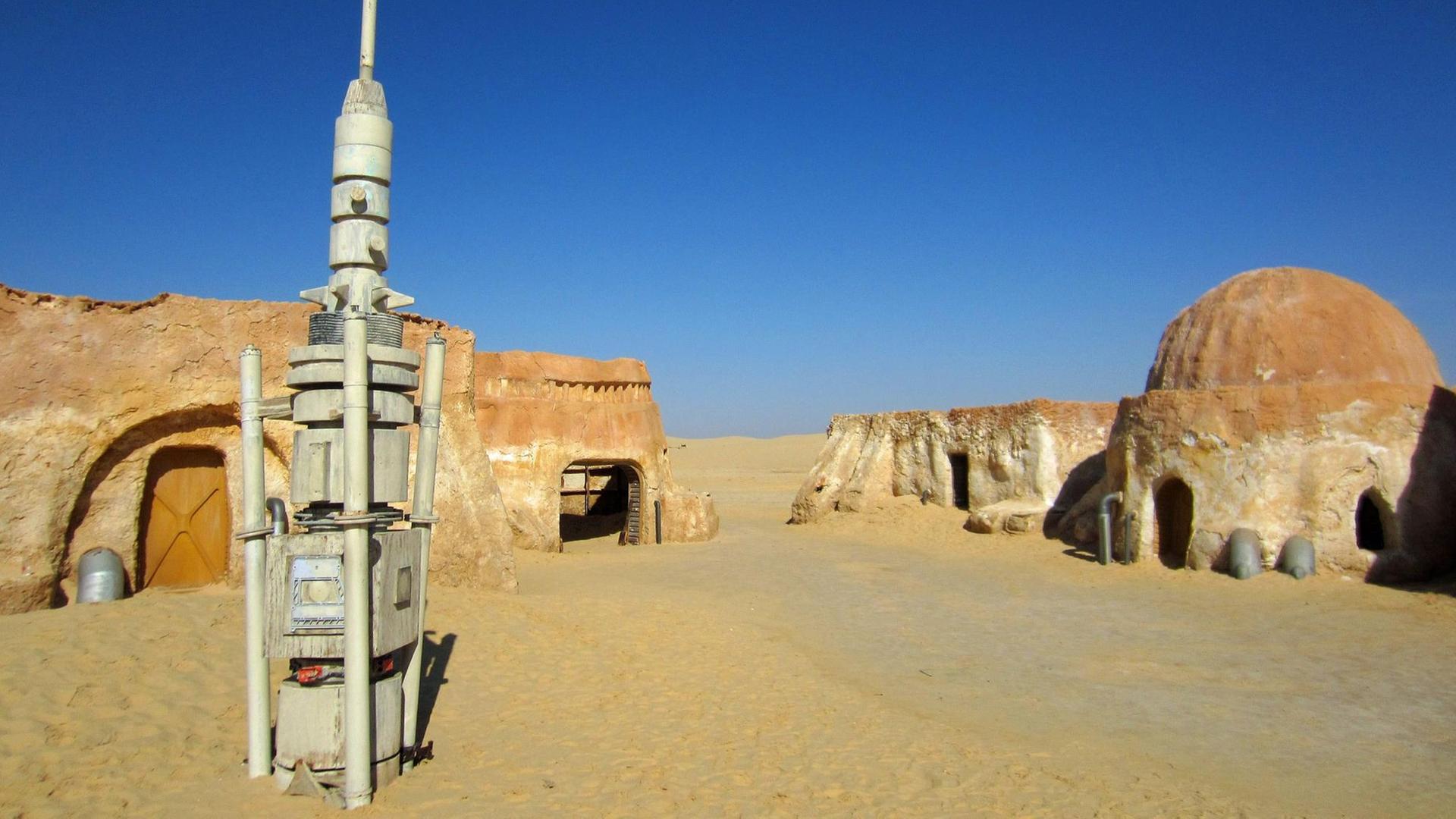 Kulissen für den Film "Krieg der Sterne" (Star wars) in Nefta (Tunesien) in der Wüste. Kulissen für den Film "Krieg der Sterne" (Star wars) in Nefta (Tunesien) in der Wüste.
