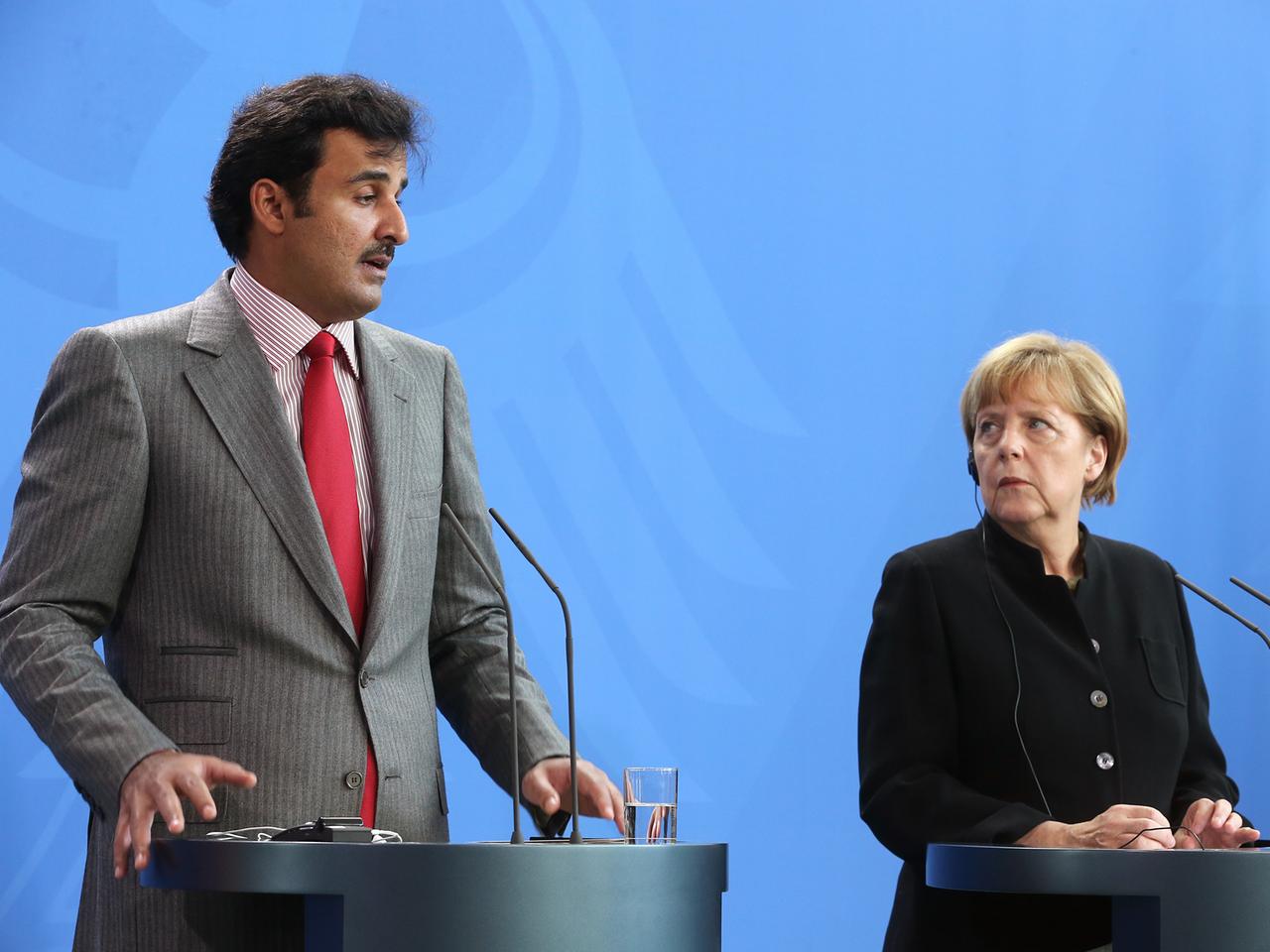 Katars Emir Al Thani bei einer Pressekonferenz mit Bundeskanzlerin Angela Merkel.