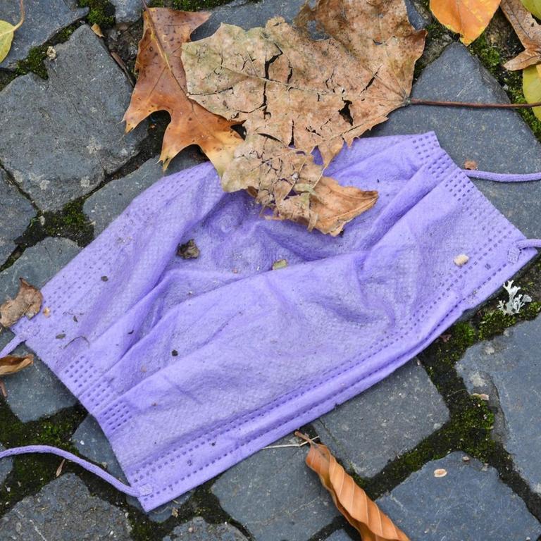 Eine weggeworfene Mundschutzmaske in Freiburg. Die Fallzahlen steigen, eine verschaerfte Maskenpflicht ist vielerorts bei steigenden 7-Tage-Inzidenz angeordnet.