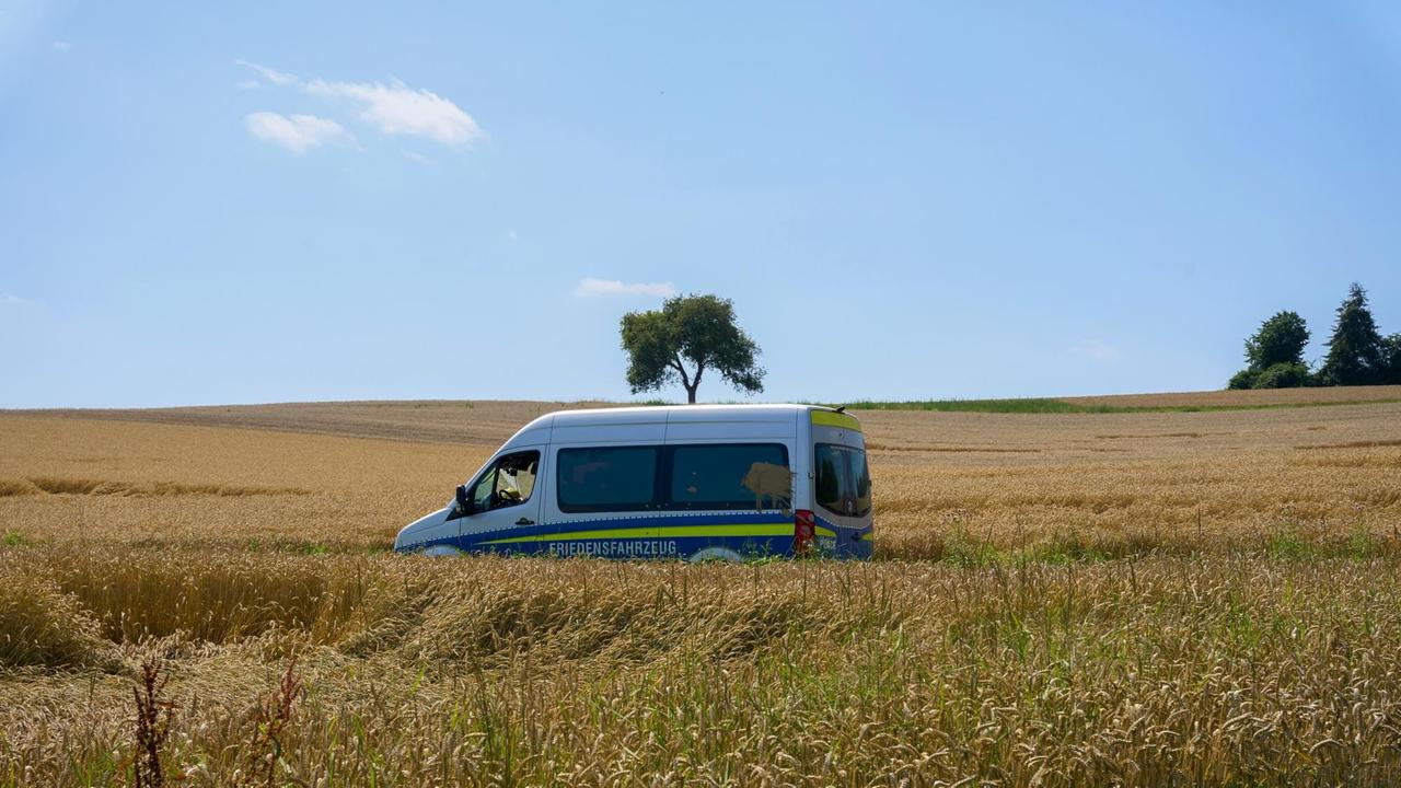 Ein Transporter mit der Aufschrift "Friedensfahrzeug" fährt am Rand des Katastrophengebiets in den Weinbergen entlang. Ein Transporter mit der Aufschrift "Friedensfahrzeug" fährt am Rand des Katastrophengebiets in den Weinbergen entlang.