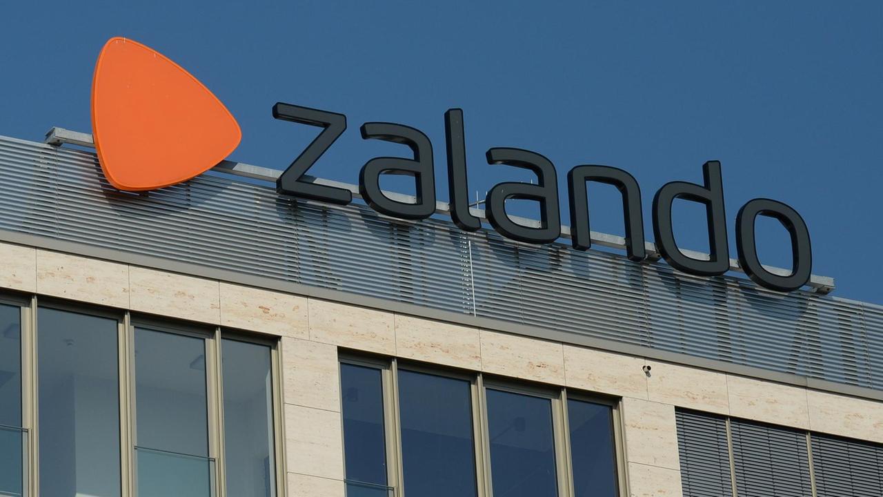 Das Logo vom Onlinehändler Zalando auf dem Firmensitz in der Mühlenstraße in Berlin Das Logo vom Onlinehändler Zalando auf dem Firmensitz in der Mühlenstraße in Berlin