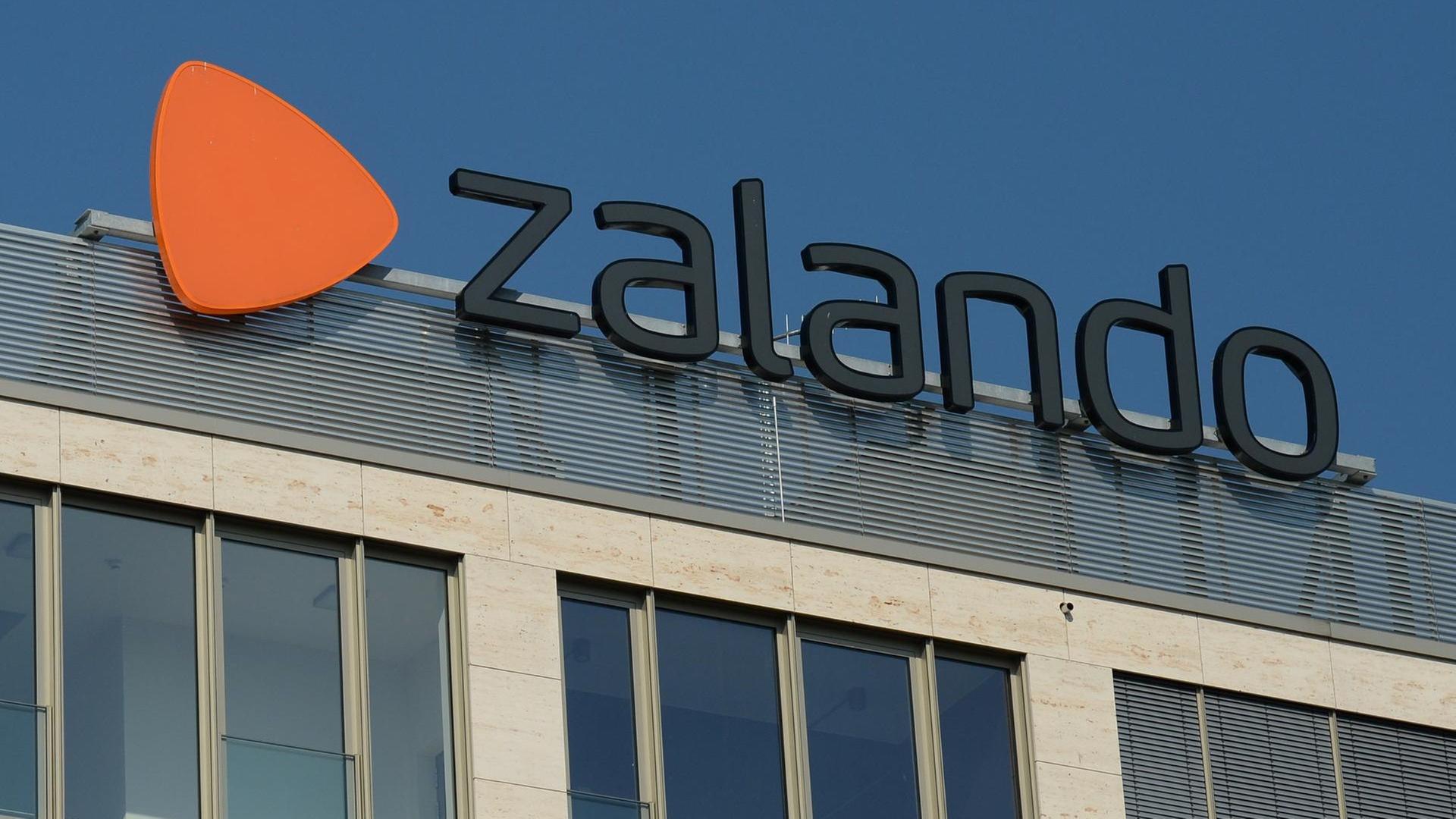 Das Logo vom Onlinehändler Zalando auf dem Firmensitz in der Mühlenstraße in Berlin Das Logo vom Onlinehändler Zalando auf dem Firmensitz in der Mühlenstraße in Berlin