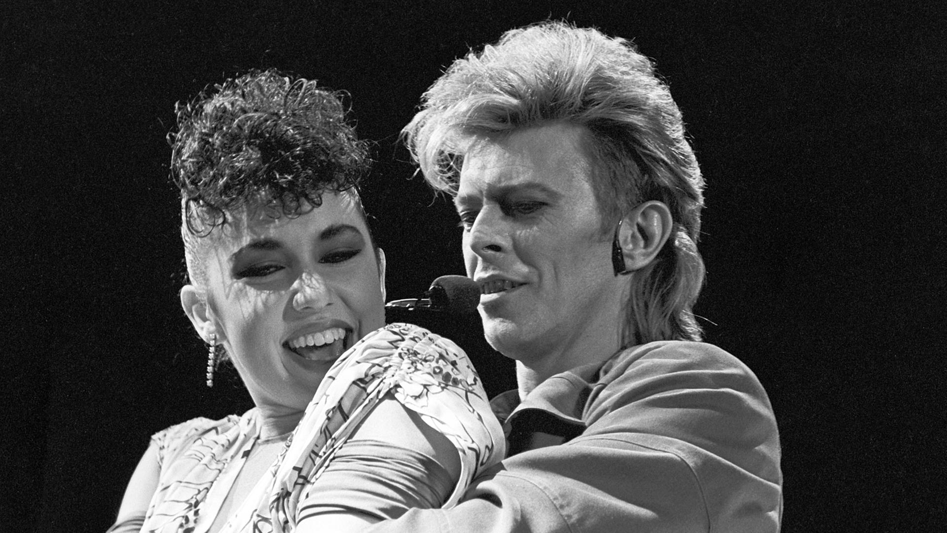 Der englische Sänger David Bowie (rechts) während eines Konzertes in West-Berlin. Der englische Sänger David Bowie (rechts) während eines Konzertes in West-Berlin.