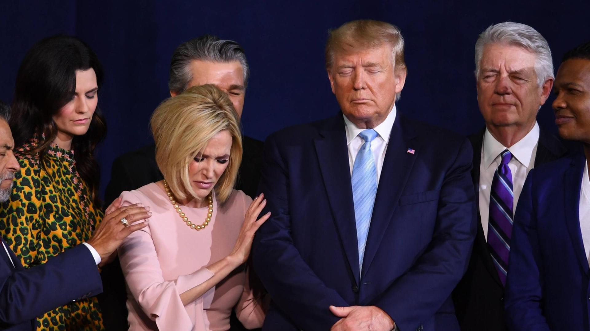 3. Januar 2020: Pastor Paula White-Cain und US Präsident Donald J. Trump beten gemeinsam mit Trump-Anhängern bei einem Treffen der "Evangelicals for Trump Coalition" in Miami, Florida 3. Januar 2020: Pastor Paula White-Cain und US Präsident Donald J. Trump beten gemeinsam mit Trump-Anhängern bei einem Treffen der "Evangelicals for Trump Coalition" in Miami, Florida