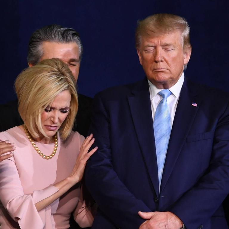 3. Januar 2020: Pastor Paula White-Cain und US Präsident Donald J. Trump beten gemeinsam mit Trump-Anhängern bei einem Treffen der "Evangelicals for Trump Coalition" in Miami, Florida 