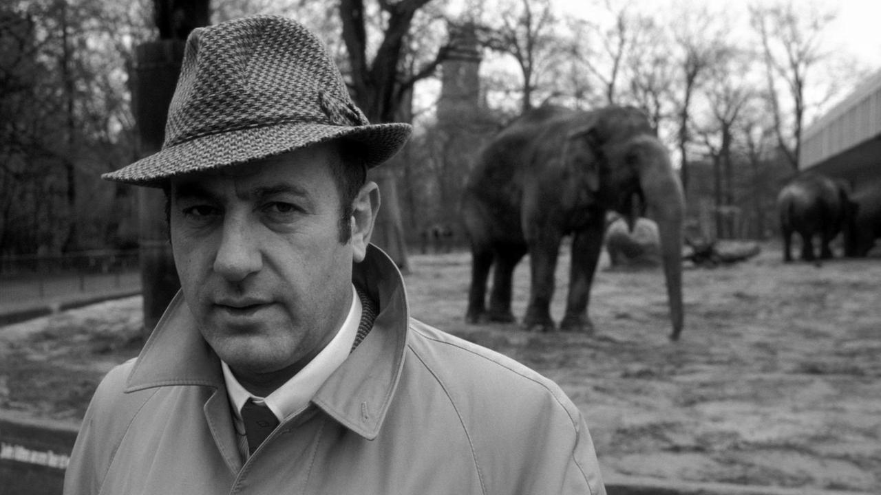 Schauspieler Manfred Krug in den 1980er-Jahren im Berliner Zoo vorm Elefantengehege.