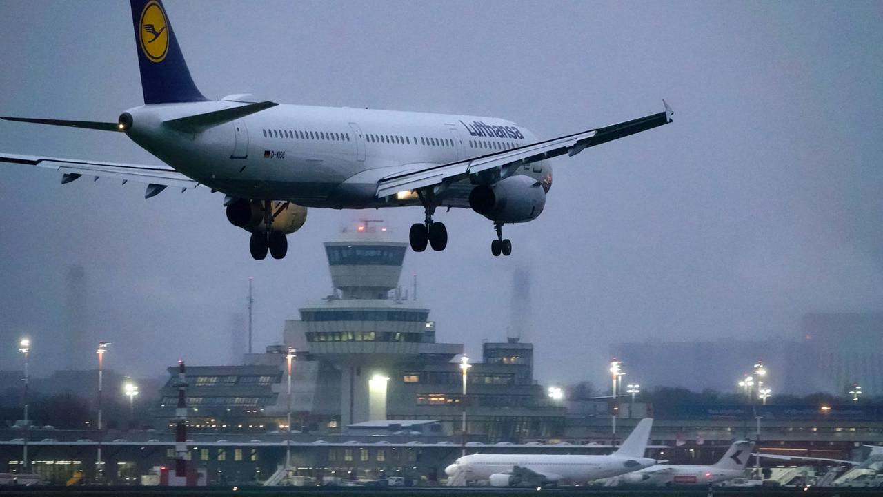 Landung einer Lufthansa-Maschine am Berliner Flughafen Tegel Landung einer Lufthansa-Maschine am Berliner Flughafen Tegel