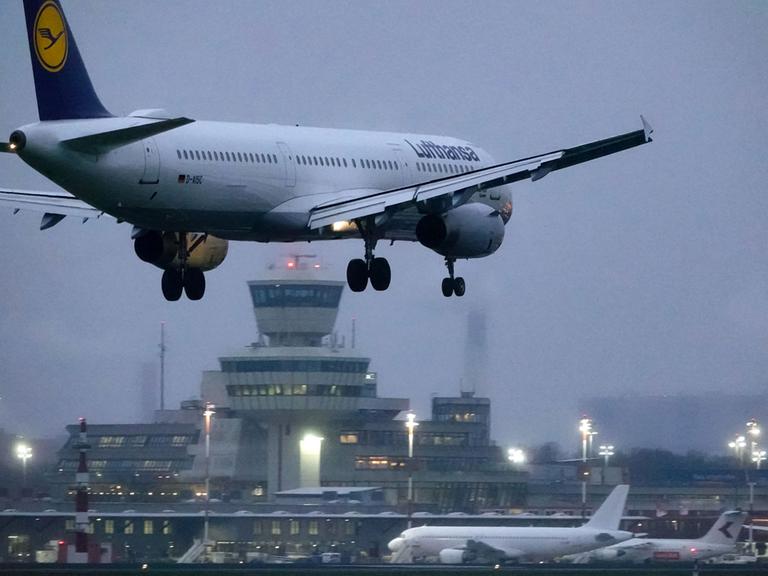Landung einer Lufthansa-Maschine am Berliner Flughafen Tegel