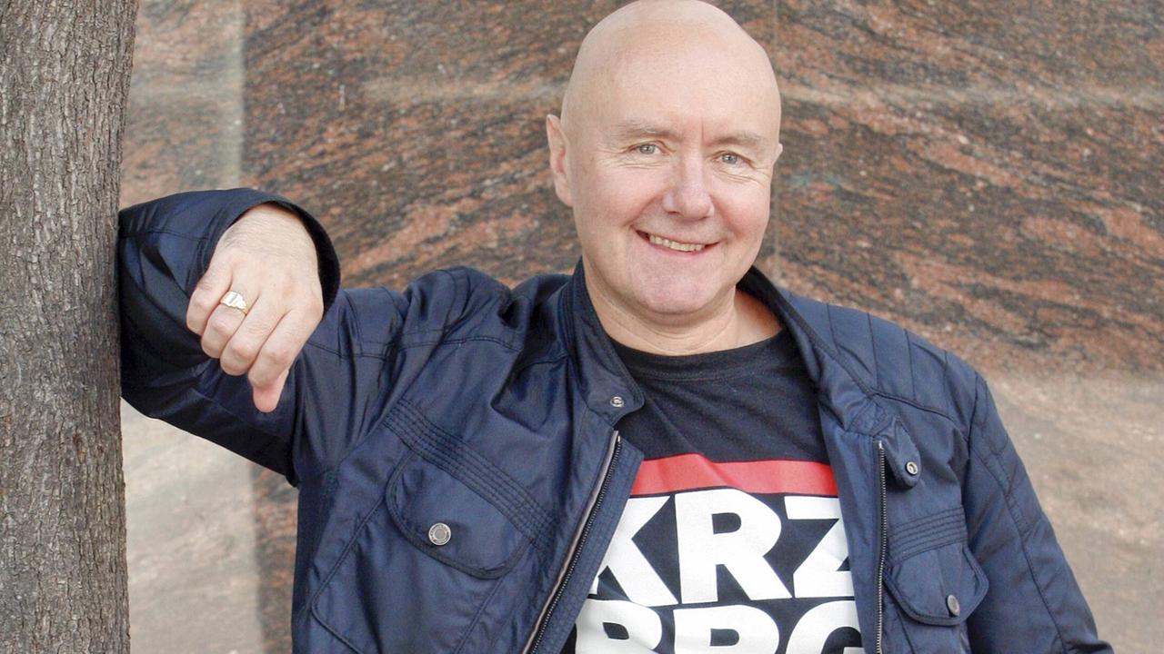 Der schottische Autor Irvine Welsh lehnt an einem Baumstamm. Der schottische Autor Irvine Welsh lehnt an einem Baumstamm.