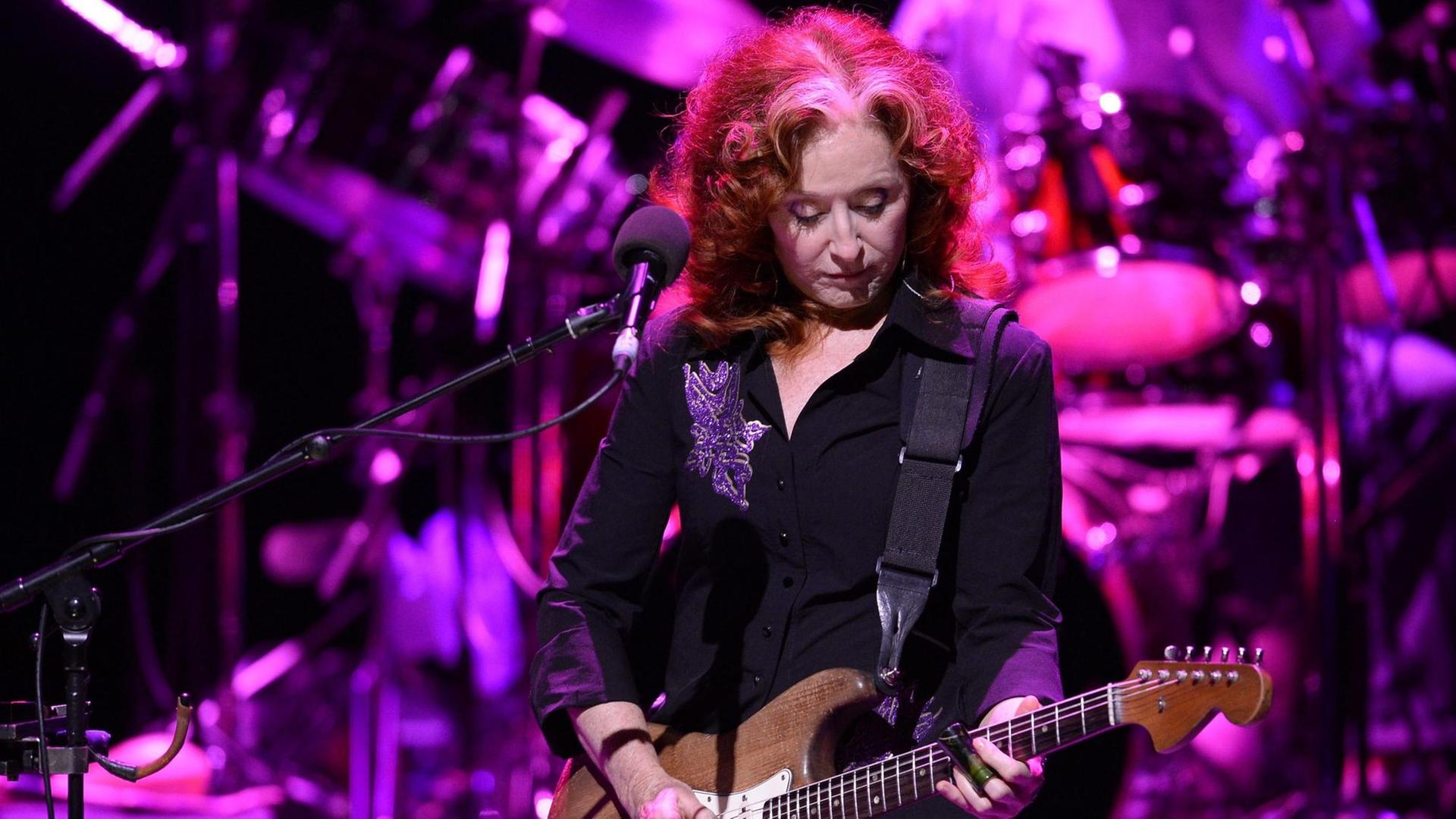 Die Blues-Sängerin und Gitarristin Bonnie Raitt auf dem Jazz-Fest Wien 2013. Die Blues-Sängerin und Gitarristin Bonnie Raitt auf dem Jazz-Fest Wien 2013.