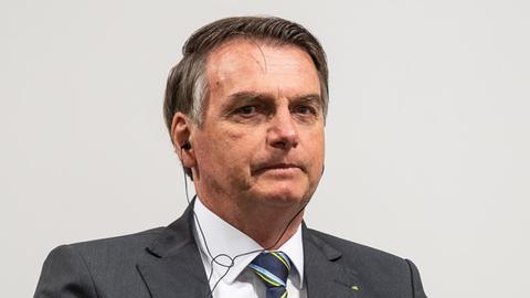 30.04.2019, Brasilien, Brasilia: Jair Bolsonaro, Präsident von Brasilien, sitzt beim Treffen mit Außenminister Maas.