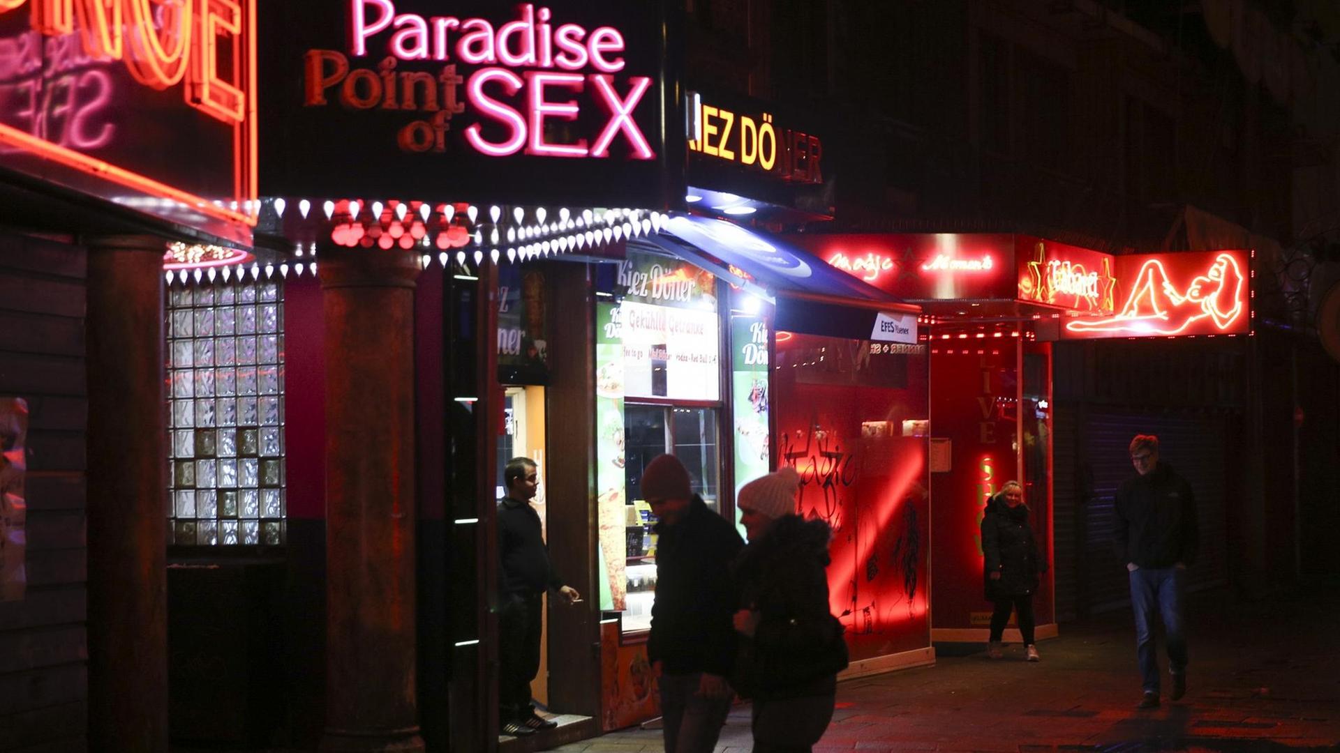 Touristen vor Bordellen und Sex-Shops auf der Hamburger Reeperbahn.