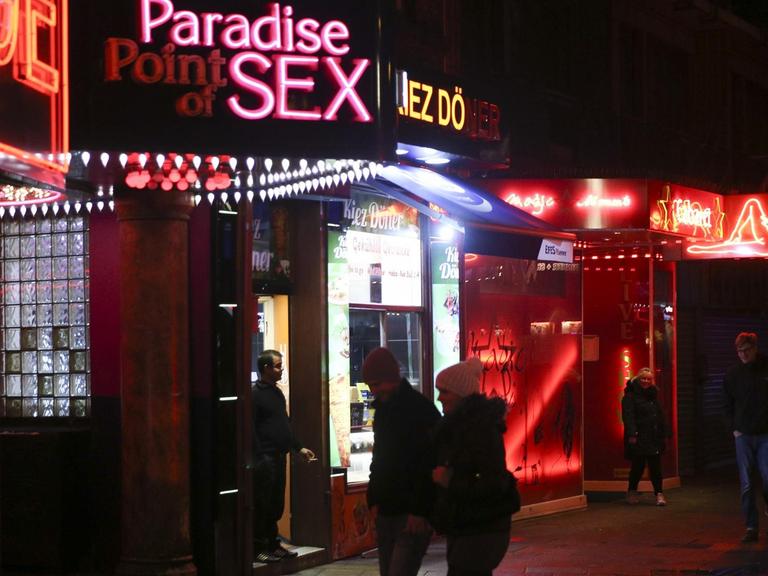 Touristen vor Bordellen und Sex-Shops auf der Hamburger Reeperbahn.