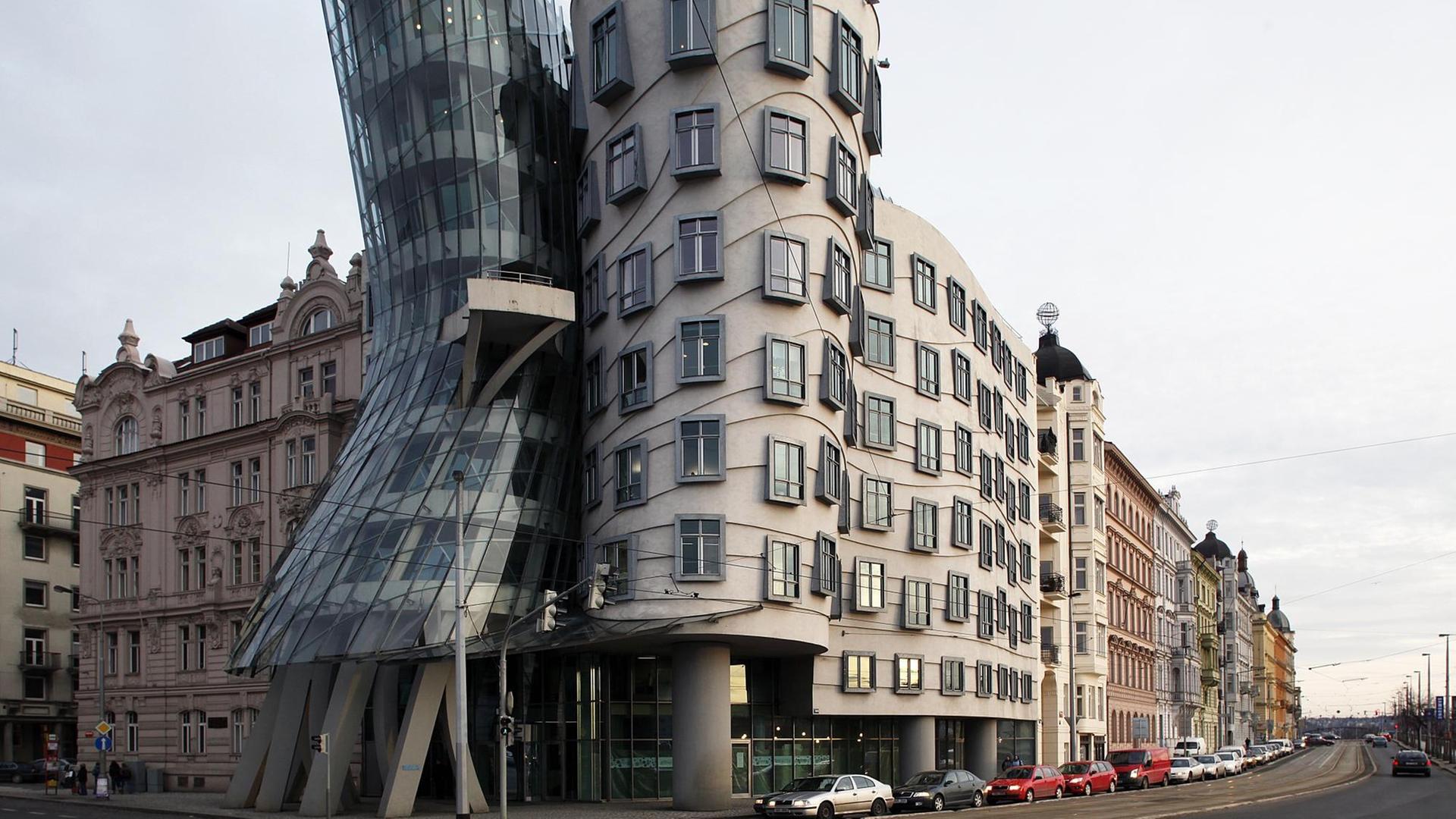 Blick auf das Tanzende Haus in Prag. Gebaut vom Star-Architekten Frank Gehry. Blick auf das Tanzende Haus in Prag. Gebaut vom Star-Architekten Frank Gehry.