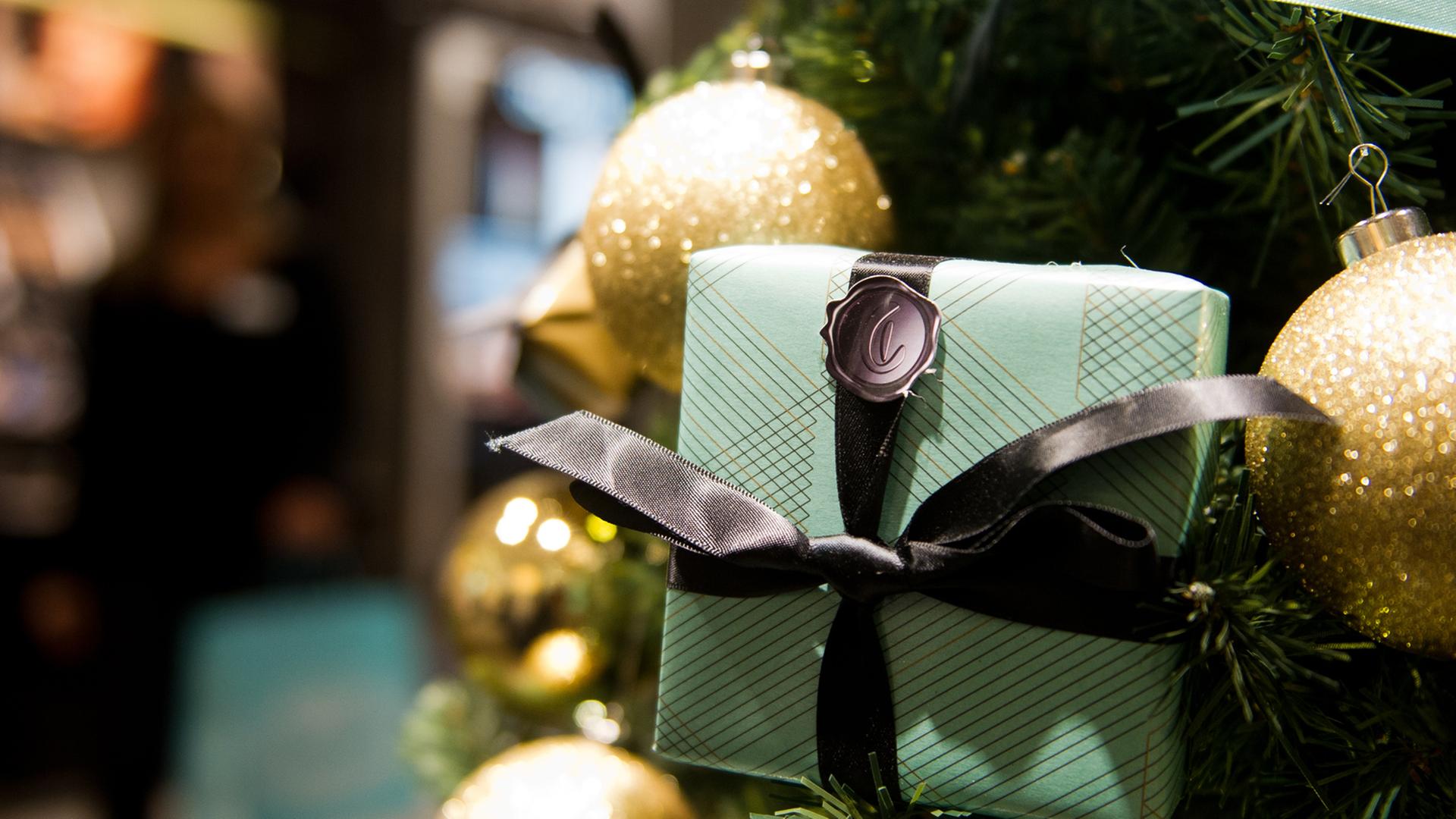 Verpacktes Geschenk an einem Weihnachtsbaum. Verpacktes Geschenk an einem Weihnachtsbaum.