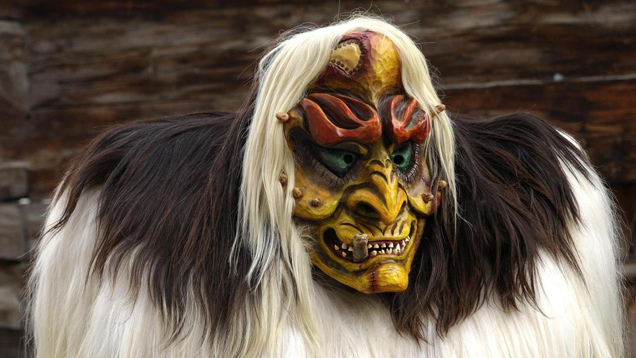 Tschäggätä, eine Lötschentaler Fasnachtsmaske aus der Schweiz. Eine holzgeschnitzte Hexenmaske mit einem Fellkostüm. Tschäggätä, eine Lötschentaler Fasnachtsmaske aus der Schweiz. Eine holzgeschnitzte Hexenmaske mit einem Fellkostüm.